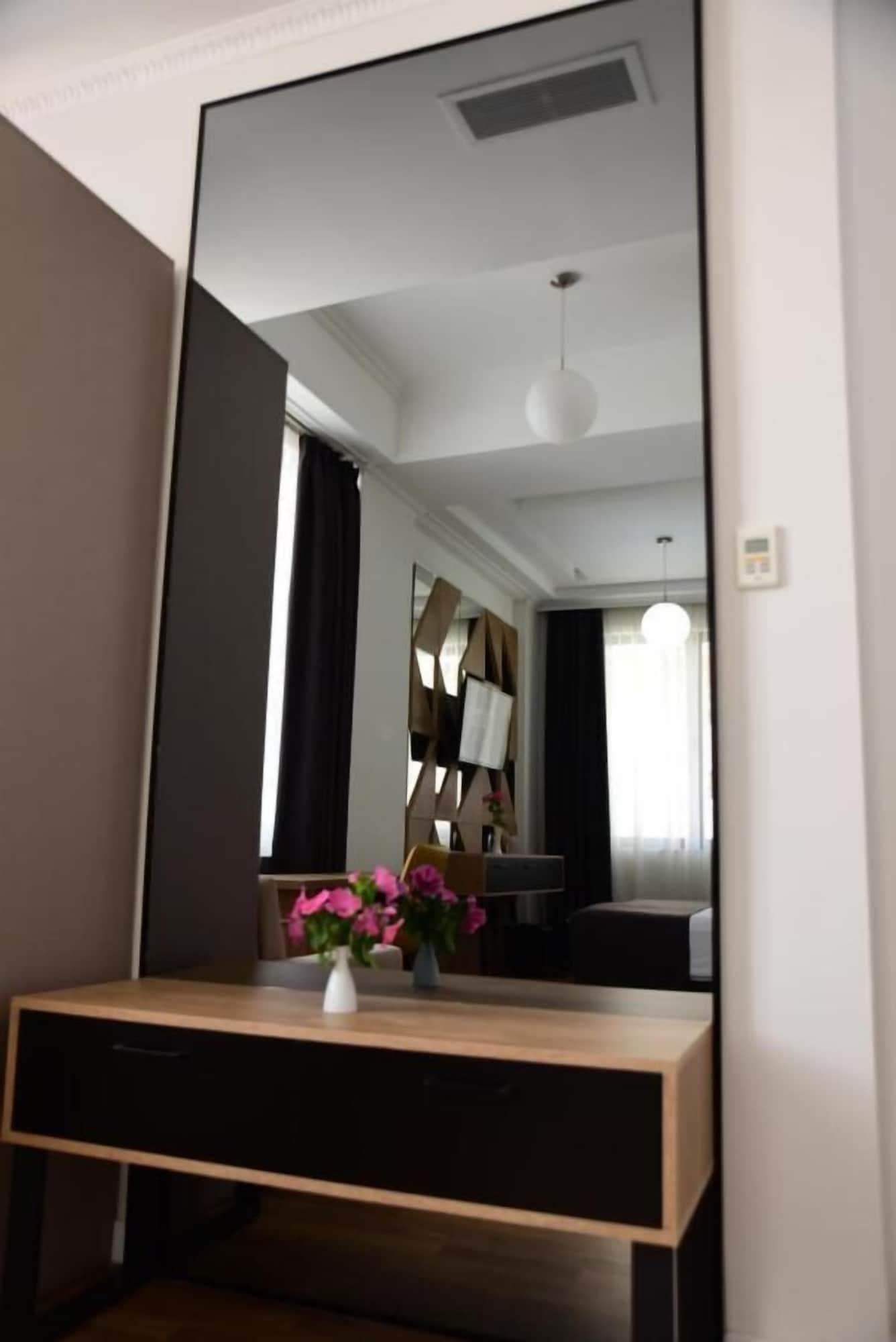 Hotel Comfort Тирана Экстерьер фото