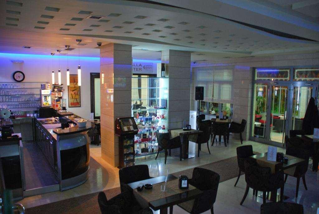 Hotel Comfort Тирана Ресторан фото