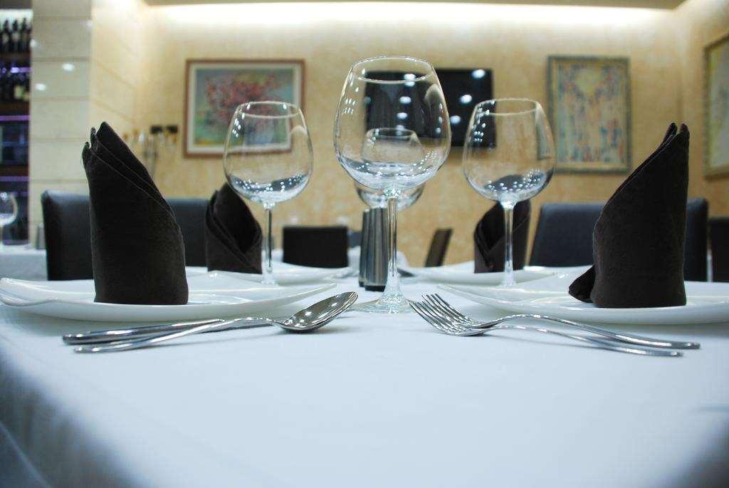 Hotel Comfort Тирана Ресторан фото