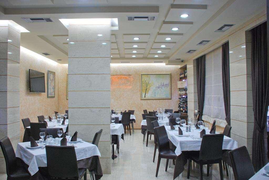 Hotel Comfort Тирана Ресторан фото